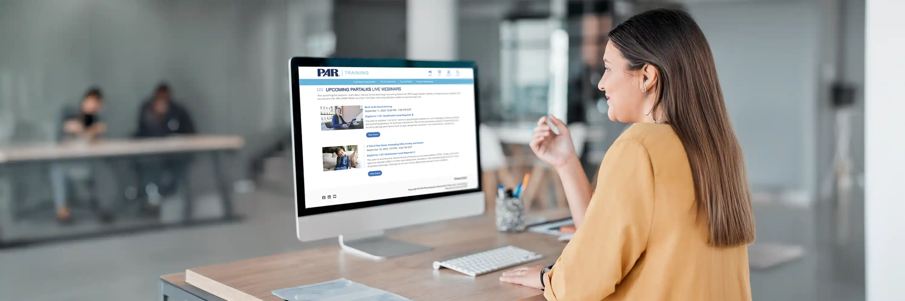Woman is looking at PARtraining on her computer screen